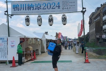 美味しい富士宮やきそばを焼いてくれる笠井さん、氷を仕入れ中！