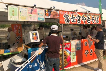 お店の開店準備中、めちゃくちゃ暑くてみんな汗だくです！！