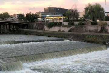 空が明るくなっているのに、川の流れは雨のすごさを物語っています。