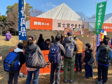 ふるさと屋台村　静岡県はおなじみの富士宮やきそばです。