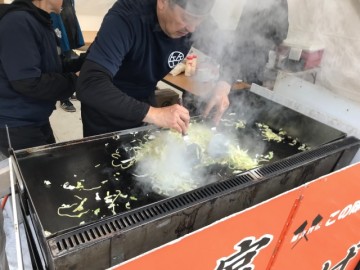 やきそばを焼く笠井さんは大忙し！