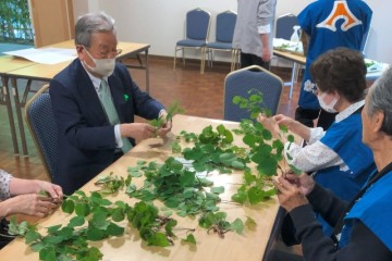 県人会会長も熱心に製作中